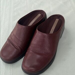 Easy Spirit Women's Leather Slip-On Clogs in Burgundy size 6